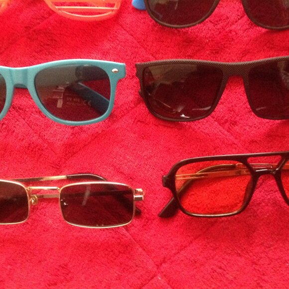 Lot of 21 Pairs of Sun Shades/ Sunglasses - Picture 4 of 12